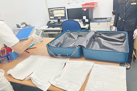 ◎ 十一月十八日,台灣桃園航警局宣佈從一名來自馬來西亞入境旅客行李夾中,查獲四點三公斤海洛英,並溯源瓦解跨境毒品集團。主嫌林姓男子為累犯通緝犯、累計應執行刑期逾五十年,與同被通緝的「北影」在馬國操控走私,動員多名共犯監控取貨,專案小組連月跟監,在新北逮捕林嫌等六人,全案已依毒品罪起訴。(香港中通社圖片)