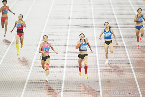 ◎ 十一月十八日,四川隊選手劉英蘭(右三)、廣東隊選手莫家蝶(左三)、廣西隊選手李鳳丹(右二)在比賽中。她們分獲冠、亞、季軍。全國運動會田徑項目女子四百米決賽在廣州舉行。(新華社記者 鄧華 攝)