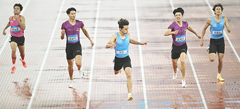 ◎ 十一月十八日,山東隊選手劉凱(中)、河北隊選手張靖宗(右二)、河北隊選手張起寧(左二)在比賽中衝線。他們分獲冠、亞、季軍。全國運動會田徑項目男子四百米決賽在廣州舉行。(新華社記者 鄧華 攝)