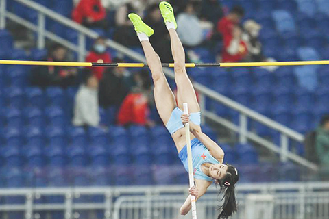 ◎ 十一月十八日,江西隊選手危菱俠在比賽中,她獲得冠軍。全國運動會田徑項目女子撐桿跳高決賽在廣州舉行。(新華社記者 周牧 攝)