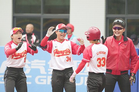 ◎ 十一月十八日,江蘇隊球員潘孜瑤(左二)慶祝得分。在中山市舉行的全國運動會壘球冠亞軍賽中,江蘇隊四比三戰勝遼寧隊,獲得冠軍。(新華社記者 王松 攝)