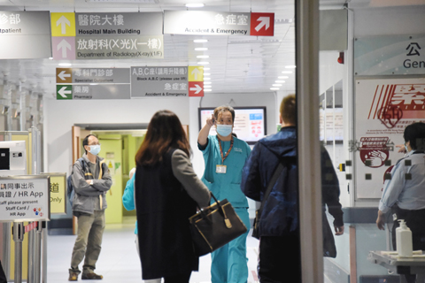 ◎ 十一月廿四日,香港醫院管理局的非緊急放射科服務,將於二0二六年一月一日引入共付收費模式,屆時非住院病人接受非緊急的放射科服務均要繳付二百五十元至五百元不等的費用,並須在預約日期前最少十四天預繳費用,過期未繳費將取銷預約。(香港中通社)