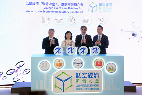 ◎ 十一月廿四日,香港特區政府運輸及物流局舉辦低空經濟「監管沙盒X」啟動禮活動,介紹將於二0二六年年初推動的「監管沙盒X」試驗計劃,包括跨境物流配送、載人物流配送等,協助業界進行技術發展和測試,推動創新方案在實際環境中應用。圖為香港特區政府運輸及物流局局長陳美寶(左二)等嘉賓出席啟動禮儀式。(中新社記者陳永諾 攝)