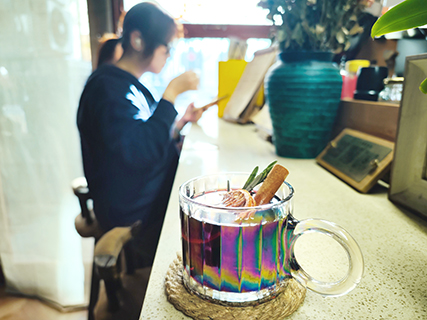 11月19日,在天津三七開咖啡酒館,一款以紅酒為基底,搭配香橙清甜與肉桂醇香的熱飲熱銷。(中新社記者 佟郁 攝)