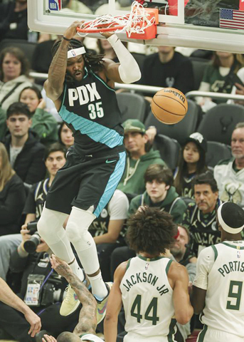 ◎ 十一月二十四日,拓荒者球員威廉士扣籃。波特蘭拓荒者客場一一五比一0三戰勝密爾沃基公鹿隊。(新華社發)