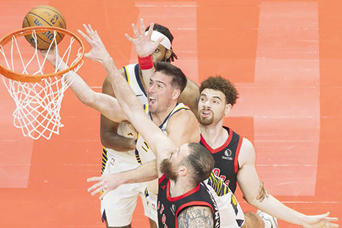 ◎ 溜馬隊麥干尼爾強行上籃,終場不敵主隊速龍。(新華社發)