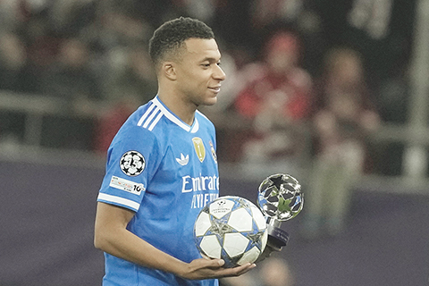 ◎ 麥巴比周四凌晨賽後獲頒獎項,實至名歸。(美聯社)