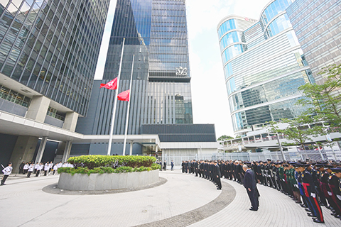 ◎ 十一月廿九日,香港特區政府舉行悼念活動,哀悼大埔宏福苑火災中不幸罹難的人士。特區政府建築物國旗和區旗下半旗。(新華社記者朱煒 攝)