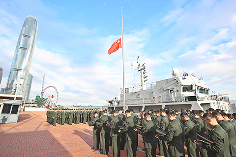 ◎ 十一月廿九日上午,駐香港部隊領導機關、官兵代表在中環軍營、中區軍用碼頭,陸海空軍部隊官兵在昂船洲、石崗、新圍等軍營,組織下半旗和默哀儀式,向在香港大埔宏福苑火災中遇難人員和殉職消防員致以深切哀悼。(香港中通社圖片)