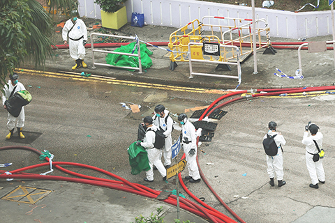 ◎ 十一月三十日下午,香港警方公佈火災最新死亡人數增至一百四十六人,七十九人受傷,不排除死亡數字會上升。警方當天在宏福苑三座樓宇包括宏盛閣、宏建閣、宏泰閣展開搜索,在樓梯、天台等地方共尋獲十八具遺體。另外,警方說有五十四具遺體仍有待辦認。(香港中通社記者 鄧梓杰 攝)