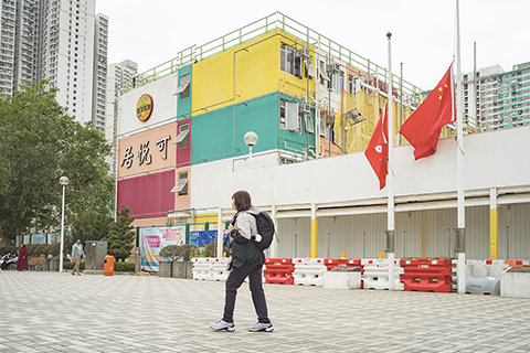◎ 十一月三十日,位於香港黃大仙的政府過渡性住房「可悅居」外景。大埔宏福苑火災發生後,香港特區政府成立「應急住宿安排工作組」,已協助約一千名受火災影響的居民入住「可悅居」和大埔的「善樓」「樂善村」等過渡性住房或房協專用安置屋邨,並豁免租金。(中新社記者 侯宇 攝)