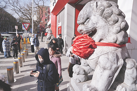 ◎ 十一月三十日,考生完成上午場考試後,步出北京豐台二中考點。當日,中央機關及其直屬機構二0二六年度考試錄用公務員公共科目筆試舉行。(中新社記者 張祥毅 攝)