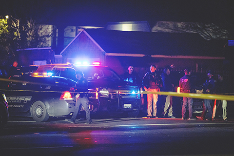 ◎ 十一月廿九日,加利福尼亞州斯托克頓,大規模槍擊事件現場的急救人員。(美聯社圖片/Ethan Swope)