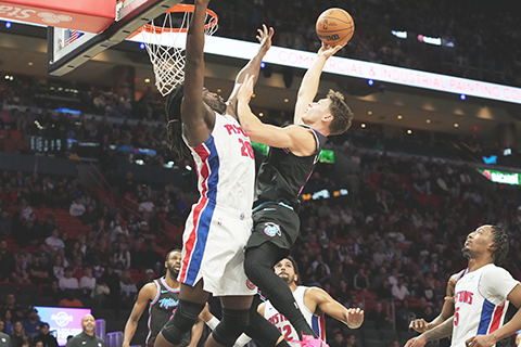 ◎ 十一月二十九日,邁阿密熱火隊後衛佩爾.拉臣(九)突破籃下,底特律活塞隊前鋒以賽亞.斯圖爾特(二十八)的防守。(美聯社/Marta Lavandier)