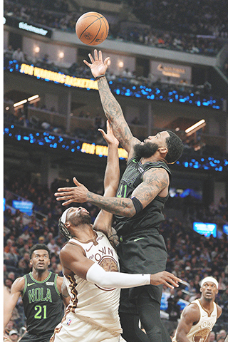 ◎ 十一月二十九日,,在三藩市舉行的一場NBA籃球比賽的下半場,新奧爾良鵜鶘隊後衛薩迪克.貝伊(41)在衝破金州勇士隊後衛巴迪.希爾德(7)頭上投籃。(美聯社/TonyAvelar)