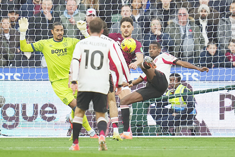 ◎ 周日,憑伊沙克與高普的入球,利物浦二比0擊敗韋斯咸,似為久頹的球隊帶來曙光。(美聯社)