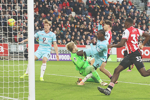 ◎ 十一月二十九日晚,二0二五/二0二六雲南省城市足球聯賽(簡稱「滇超」)在玉溪舉行揭幕戰。(中新社記者 劉冉陽 攝)