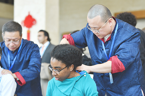 ◎ 嘉賓在「中醫聯世界 參香滿重陽——中醫藥走進萬國宮」文化活動上體驗中醫按摩。
