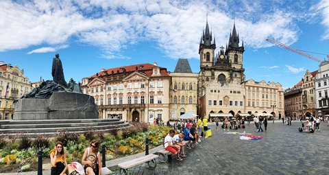 布拉格舊城廣場,左為揚·胡斯紀念碑