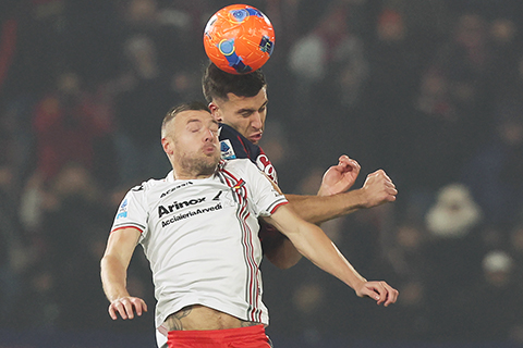 ◎ 白衣克雷莫納隊老將華迪,昨役二度梅開,客勝博洛尼亞隊。(美聯社)