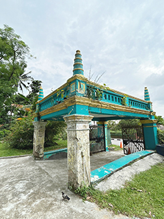 已經進入卡欣墓園