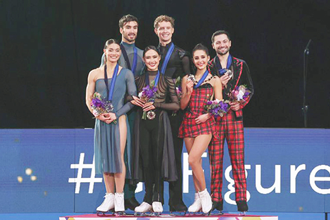 ◎ 十二月六日,冠軍美國組合喬克(前中)/貝茨(後中)、亞軍法國組合富尼耶.博德里(前左)/西澤龍(後左)與季軍英國組合費爾(前右)/吉布森在冰舞頒獎儀式中合影。世界花樣滑冰大獎賽總決賽冰舞比賽在日本愛知縣名古屋舉行。(新華社記者 岳晨星 攝)