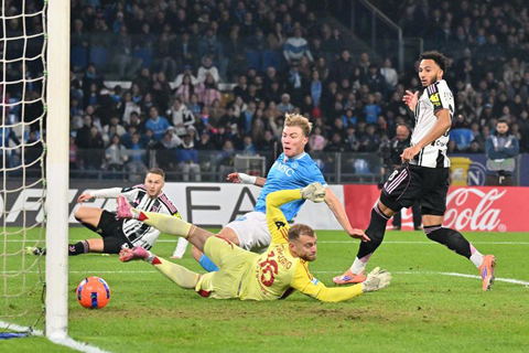 ◎ 拿玻里隊海倫(中)昨晨兩破祖記大門。(新華社發)