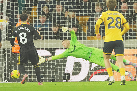 ◎ 曼聯八號般費昨役兩破狼隊門禁,四比一大捷。(美聯社)