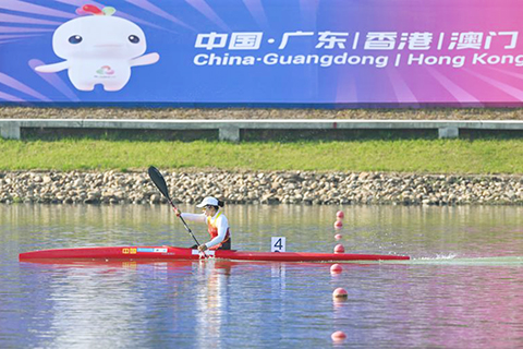 ◎ 十二月九日,浙江隊選手謝毛三在比賽中。最終她獲得冠軍。全國第十二屆殘疾人運動會暨第九屆特殊奧林匹克運動會皮划艇項目女子二百米KL1級決賽在廣州舉行。(新華社記者 陳浩明 攝)