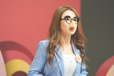 ◎ 台灣戲劇《何百芮的地獄戀曲》宣告將於二0二六年一月四日正式上架,郭書瑤再度扮演不計形象的毒舌宅女「何百芮」,與觀眾一起經歷一連串的超荒謬劇情。(香港中通社圖片)