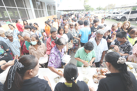 ◎ 泰國公共衛生部12月9日宣佈,泰柬邊境地區7個府的19所醫院和167個社區衛生中心已關閉。政府目前共開放了619個避難所,已收容147050人。圖為10日,民眾在位於泰國沙繳府的一處避難所排隊領取食物。(新華社發 拉亨攝)