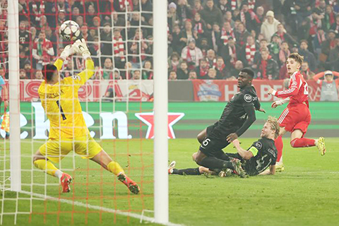 ◎ 紅衣卡爾為拜仁攻入反先一球,終場三比一退士砵亭。(新華社發)