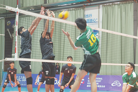 ◎ 澳門男子少排主攻張藝翹開火。
