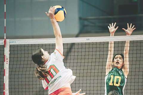 ◎ 澳門女子少排接應劉可詠(十號)力阻保加利亞隊進攻。