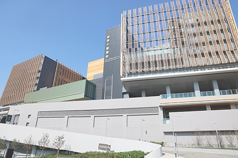 ◎ 十二月十一日,位於將軍澳的香港首間中醫醫院,正式投入服務。中醫醫院開院首年會提供門診、日間住院服務等,並全面開展六個中醫分科服務,包括中醫內科、中醫外科、中醫婦科、中醫兒科、中醫骨傷科及中醫針灸科;營運首年門診收費最低一百八十元。市民可透過電話、網站或親身預約。圖為香港中醫醫院外景。(香港中通社記者 鄧梓傑 攝)