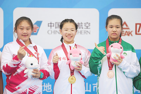 ◎ 十二月十一日,冠軍吉林隊選手李馨月(中)、亞軍新疆隊選手李王妍姣(左)和季軍澳門一團隊選手曾子慧在女子十二至十五歲組兩百米決賽第二組頒獎儀式上合影。全國殘疾人運動會暨第九屆特殊奧林匹克運動會特奧田徑項目比賽在廣東中山舉行。(新華社記者 楊晨光 攝)