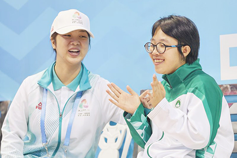 ◎ 十二月十一日,澳門一團隊選手張雅雯(右)在比賽後鼓掌。最終,她獲得女子十二至十五歲組單打C組亞軍。 當日,全國第十二屆殘疾人運動會暨第九屆特殊奧林匹克運動會特奧滾球項目女子單打比賽在廣東省中山市舉行。(新華社記者 劉佳琪 攝)