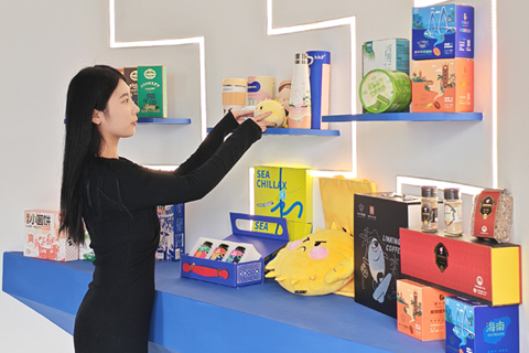 2月5日,海口市跨境電商協會秀英區運營中心工作人員正在直播選品區上架「海南特禮」。(中新社記者 王子謙 攝)