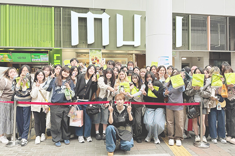 ◎ 金施勲做一日店長。