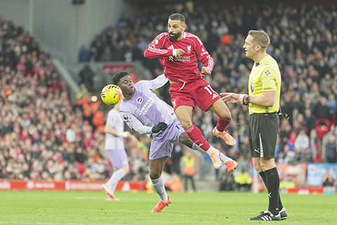 ◎ 沙拿獲替補回歸賽場,力戰白禮頓。(美聯社)