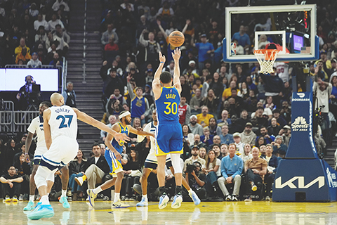 ◎ 勇士隊大將居里(30)復出,射中三分球亦對敗局無幫助。其左為在虎視眈眈的木狼隊大將哥貝爾(24)。(美聯社)