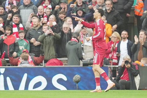 ◎ 利物浦的雨果.艾傑迪克在英格蘭利物浦舉行的英超足球聯賽比賽,利物浦對陣白禮頓中,梅開二度。圖為其攻入首球後慶祝。(美聯社/Jon Super)