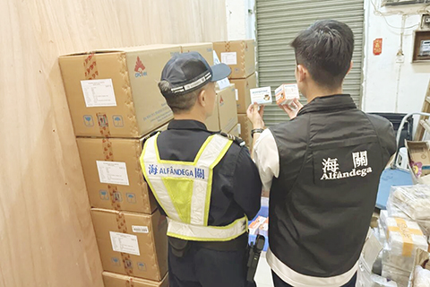 ◎ 海關聯同治安警察局採取行動。