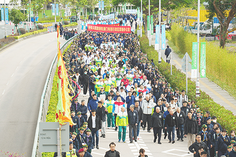 ◎ 慈善大軍有序前行。