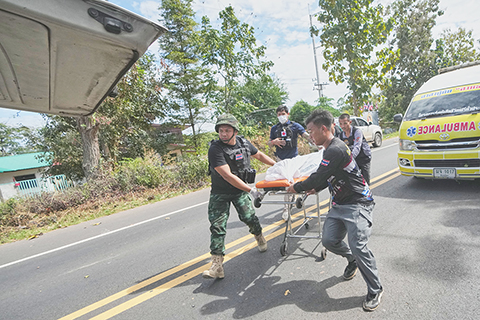 ◎ 十二月十四日,泰國救援隊成員在錫薩吉省遭受柬埔寨炮擊後,將遺體移入車内。(美聯社照片/Sakchai Lalit)