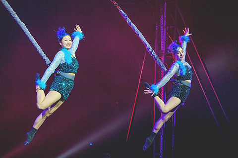 ◎ 天津第二屆室內蹦極國際錦標賽日前啟幕。作為新興時尚的極限運動賽事,本屆錦標賽吸引了來自中國、馬來西亞、新加坡、越南四個國家的六十八名選手參加。比賽中,選手們藉助彈力裝置完成跳躍、旋轉、翻轉等系列動作,配合主題音樂,展現出精準的平衡控制與獨特的運動美感。(中新社記者佟郁攝)