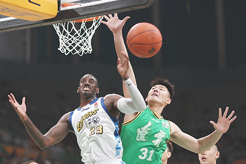 ◎ 十二月十五日,在遼寧瀋陽舉行CBA常規賽第二輪比賽中,遼寧本鋼隊九十五比七十九勝浙江方興渡隊。圖為浙江方興渡隊球員桑普森(左)拼搶。(中新社記者 于海洋 攝)