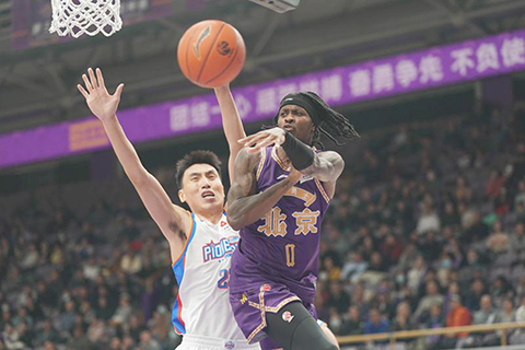 ◎ 十二月十六日,北京控股隊球員西伯恩(右)突破傳球。CBA常規賽第二輪比賽中,北京控股隊主場九十二比八十九戰勝天津先行者隊。(新華社記者 謝晗 攝)