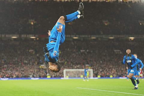 ◎ 昨役尾段,庫比(空中)為般茅追平主隊曼聯四比四,當然大肆慶祝。(美聯社)