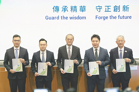 ◎ 十二月十八日,香港醫務衛生局於政府總部公佈《中醫藥發展藍圖》,勾劃中醫藥未來發展方向。藍圖提出一個整體願景,訂立八項發展目標,推動中醫藥體系邁向高質量及高水平發展。圖為香港醫務衛生局局長盧寵茂(中)出席發佈會。(香港中通社記者陳奕啟 攝)